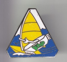 RARE PINS PIN'S ..  SPORT NAUTIQUE WINDSURF PLANCHE A VOILE JUMP JUMPING ~DQ