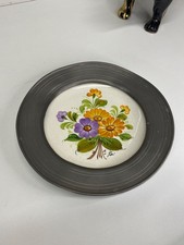 Assiette décorative contour en étain décors fleurs effet craqueler