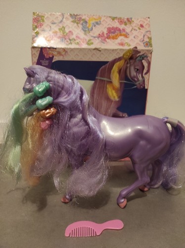 Cheval horse dame boucleline