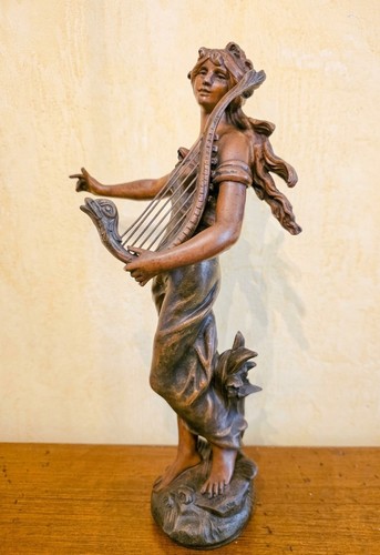 Statuette femme avec une - femme,