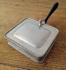 ANCIEN RAMASSE MIETTE EN METAL AVEC COUVERCLE RECTANGULAIRE