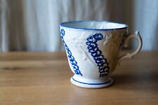 Grande tasse ancienne en faience blanche relief à restaurer style Creil choisy