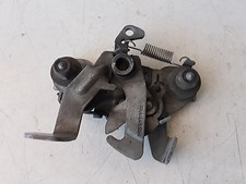 Système attache capot moteur