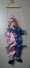 POUPEE CLOWN SUR BALANCOIRE AVEC LA TETE ET LES MAINS ET PIEDS EN PORCELAINE