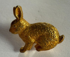 Pin's ou insigne de chasse  " Lièvre  " 2.5  cm x 2.3 cm