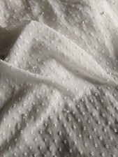 COUPE TISSU VOILE POLYESTER MOTIFS PLUMETIS ET PERLES BLANC CASSE