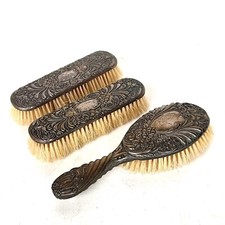 SÉRIE DE 3 ANCIENNES BROSSES EN MÉTAL ARGENTÉ POUR NÉCESSAIRE DE TOILETTE 