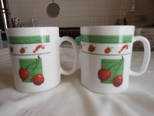 2 mugs Arc France décor cerises vintage