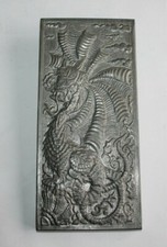 Plaque en étain repoussé