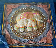  ANCIENNE TAPISSERIE BIRMANE KALAGA BRODEE AVEC PIERRES ET SEQUINS