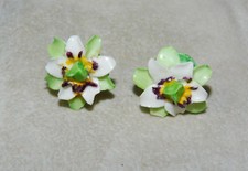 Britannique Vintage OS Chine Blanc Clématite Fleur à Visser Oreilles Angleterre