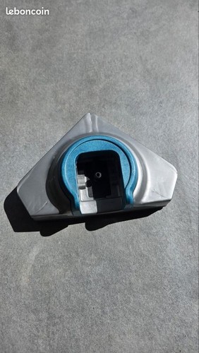 Tête triangulaire pour balai