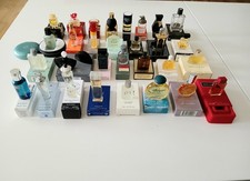 Lot N° 3 de 30 miniatures de parfum. 
