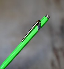 TRES BEAU STYLO BILLE CARAN D'ACHE 849 LAQUE VERT FLUO + BOITE