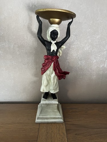 Figurine résine tenue - en,