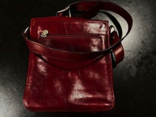 SAC A BANDOULIERE REGLABLE EN CUIR ITALIEN EPAIS ET SOUPLE COULEUR BORDEAUX