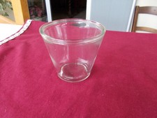 1 ancien pot à confiture en verre soufflé à pan lisse.