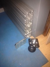 Lot 4 profilé aluminium avec fixations et pieds