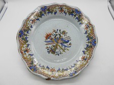 ( 1168 ) ASSIETTE AUX OISEAUX PERCHÉS SUR CARQUOIS EN FAÏENCE DE ROUEN XVIII ème