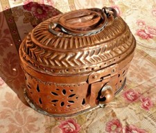 ANCIENNE BOITE A SAVON HAMMAM XIXe EN CUIVRE AU DÉCOR AJOURÉ et EMBOUTI 