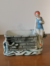 Baigneuse assise sur muret jardinière en porcelaine, art-déco, année 30