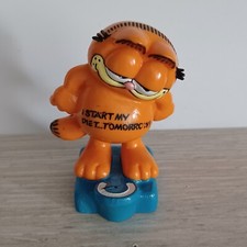 Figurine GARFIELD - 1978, 1981 - Bully West Germany - Garfield se pèse 