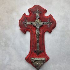 Crucifix mural ancien – Croix en métal sur velours rouge avec bénitier