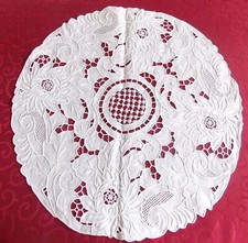 NAPPERON BRODE MAIN RICHELIEU ROYAL  SUR LIN 45 CM  BLANC***