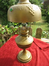 Grande lampe à pétrole ancienne en laiton motifs grappe de raisin Kosmos Brenner