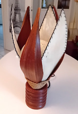 LAMPE DE TABLE EN FEUILLES DE
