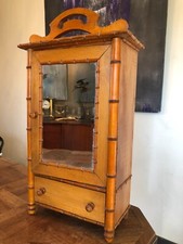 ANCIENNE ARMOIRE DE POUPÉE EN BOIS FAÇON BAMBOU, Hauteur 65 cm