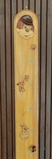 TABLEAU DE CROISSANCE POUR ENFANT - TOISE EN  BOIS VERNIS CLAIR AVEC CORDELETTE 