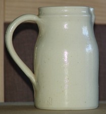 Ravissant vintage pichet céramique crème monogrammé 50cL