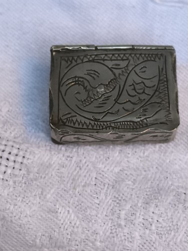 Ancienne petie boite - ,