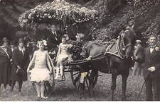 52 - n°84296 - WASSY - Hommes, femmes et enfants près d'une charrette fleuri