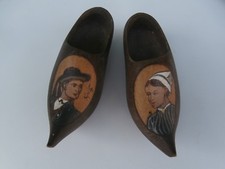 petits Sabots Bois Anciens Décorés Couple Alsacien Pyrogravure signés 