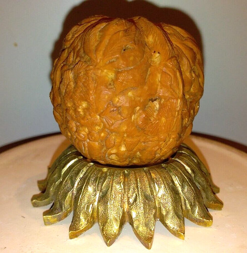 Noix sculptée ancienne sur
