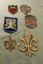 2 Fleurs de lys & 4 écussons en tissu brodé, à coudre- cannetille et perles