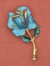 Broche rose bleue vintage dorée – années 70/80 – bijou rétro élégant