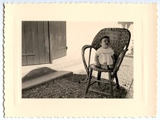 Enfant assis sur chaise en