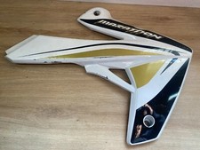 Une ecope carenage lateral - une,