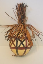 oeuf autruche entouré de cuir