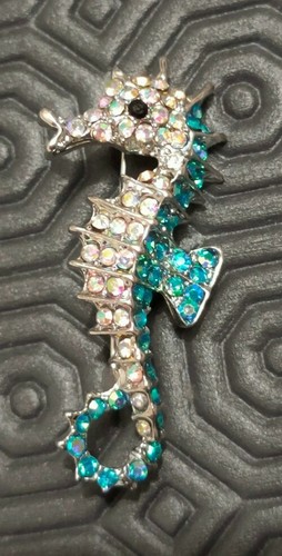 Jolie petite broche hippocampe - petite,