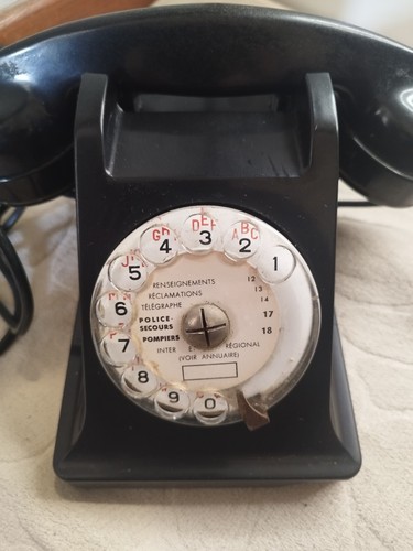 Ancien téléphone - téléphone, en