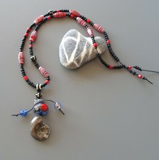 Collier rouge et noir avec pendentif en verre au chalumeau ammonite perles dzi