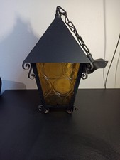 Ancienne suspension / Lanterne en fer forgé et verre jaune