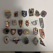 no pin's - lot de 23 broches militaire Armée ed ATLAS - signé ARTHUS BERTRAND