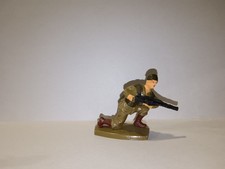 JIM militaire mitraillette genoux