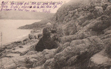 Carte postale ROTHENEUF. L'ermite sculptant les rochers.