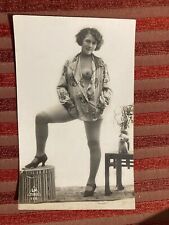 CP veritable photo femme poitrine nue dans la robe sexy pin up